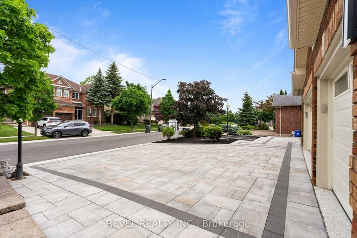 Property Photo: 6872 Round Leaf Court ON L5N 6X6