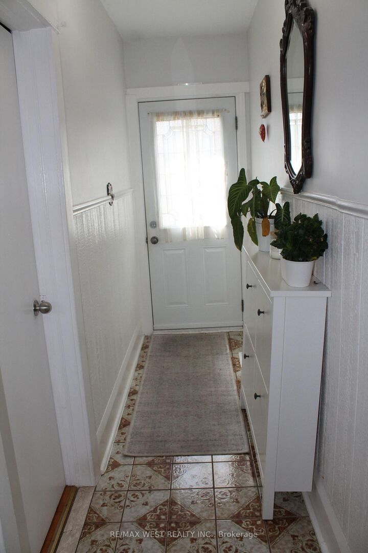 Photo de la propriété:  11A Woodcroft Crescent  ON M6E 1W7 