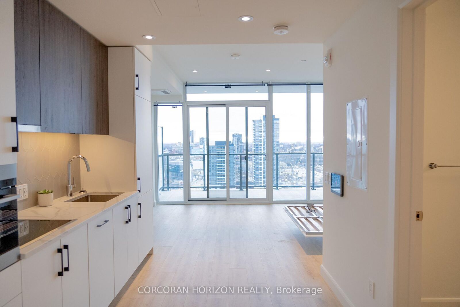 Property Photo:  741 King Street W 1810  ON N2G 1E9 