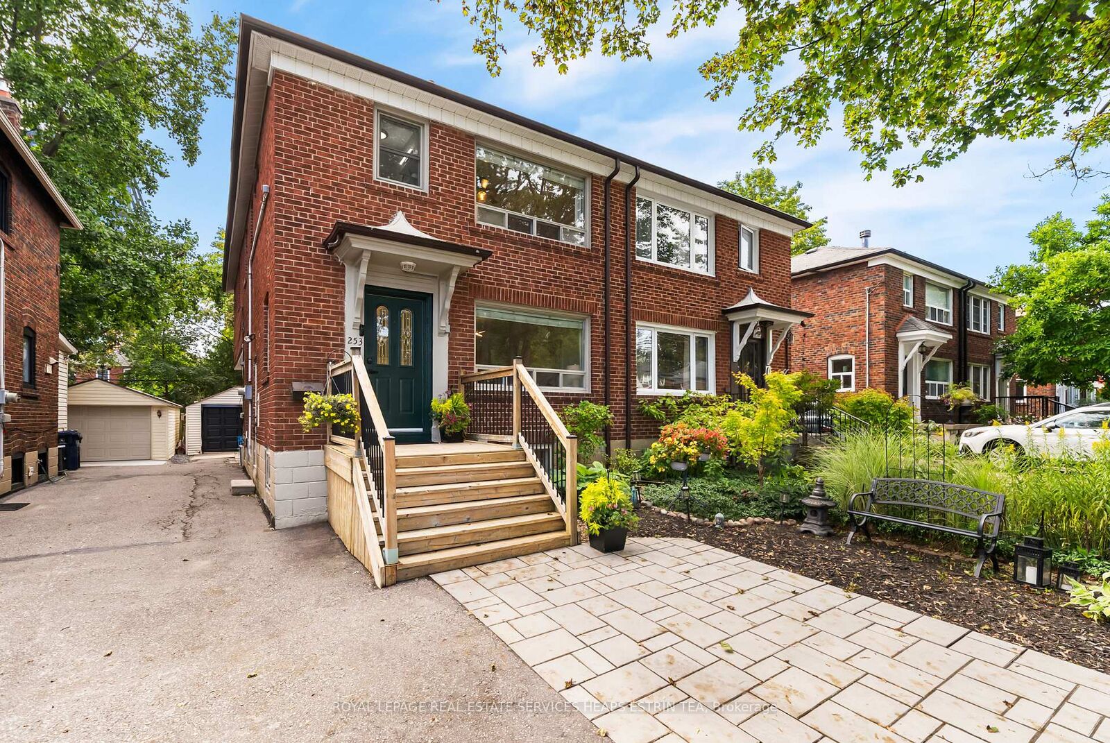 Property Photo:  253 Donlea Drive  ON M4G 2N3 