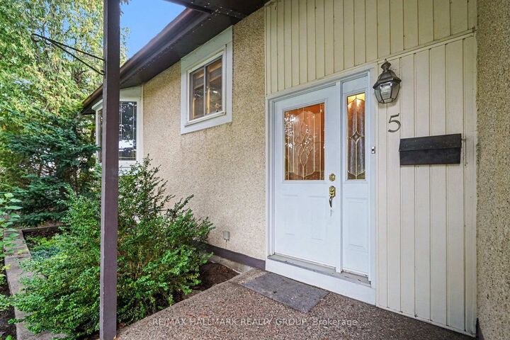 Property Photo: 5 Lansfield Way ON K2G 3V7