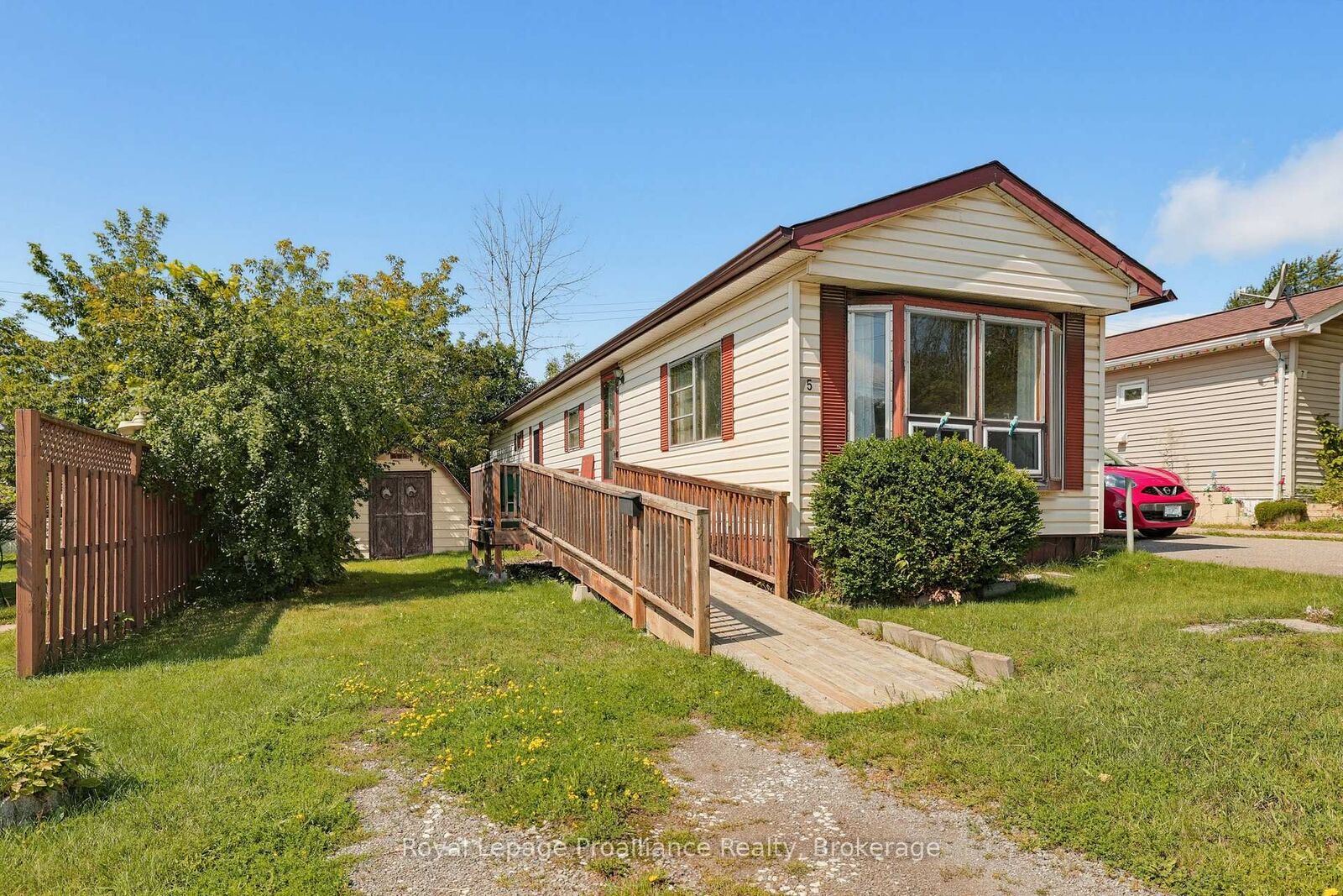Property Photo:  5 Kenneth Boulevard  ON K8N 4Z3 
