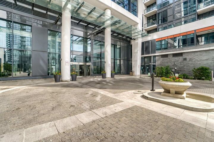Property Photo:  75 Eglinton Avenue W 2506  ON L5R 0E4 