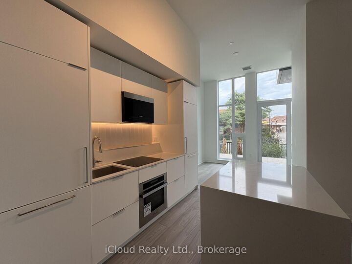 Property Photo:  1 Fairview Road Th 02  ON L5A 0B4 