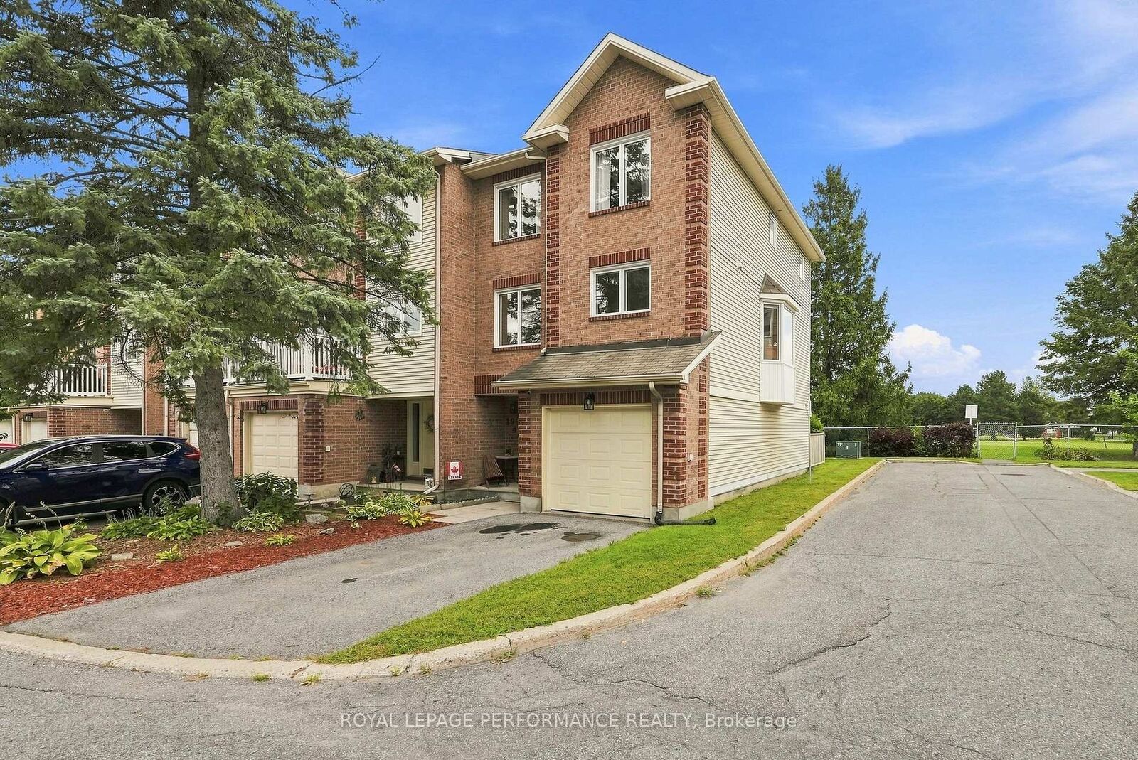 Property Photo:  1992 Summerfields Crescent  ON K1C 7B4 