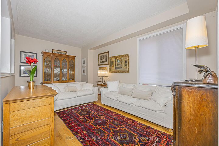 Property Photo:  84 Loraview Lane  ON L4G 6N5 