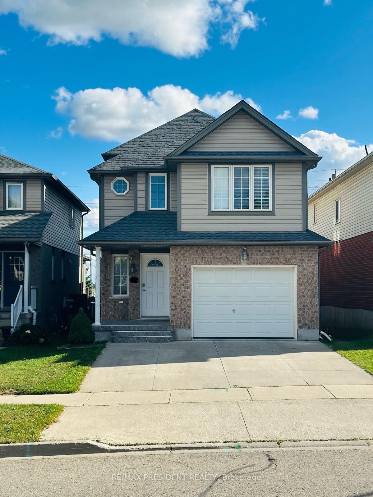 Property Photo:  54 Periwinkle Street Upper  ON N2E 4C7 