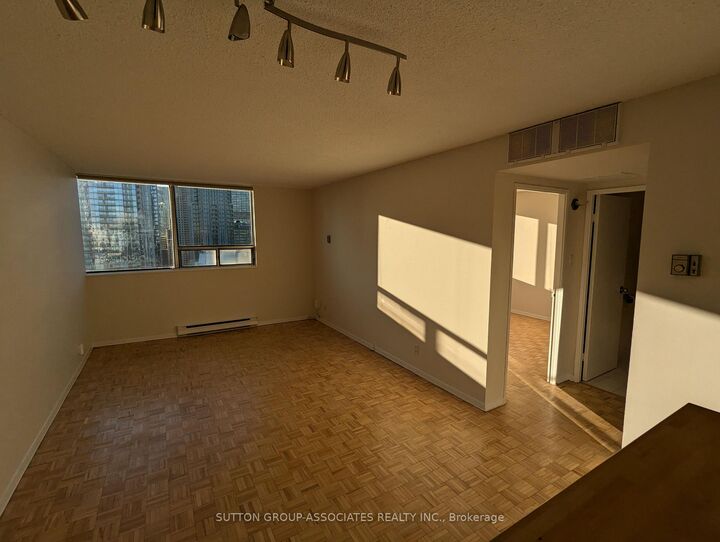 Property Photo:  914 Yonge Street 2004  ON M4W 3C8 