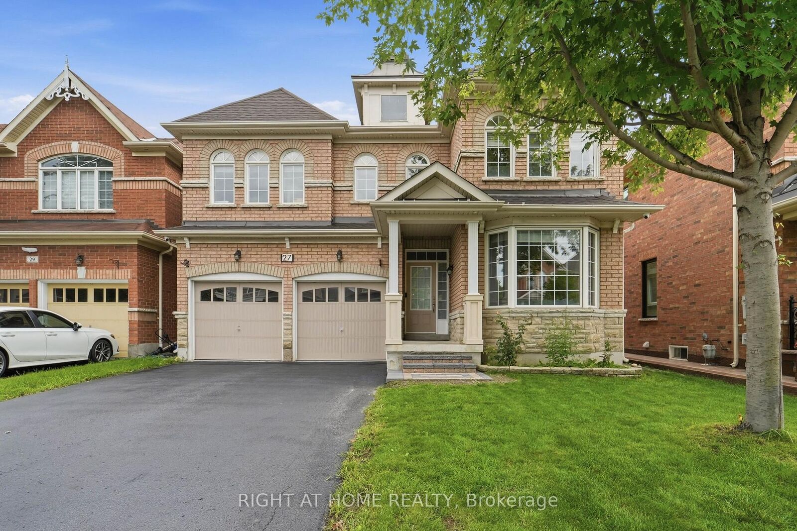 Property Photo:  27 Hawkweed Manor  ON L6B 0E3 