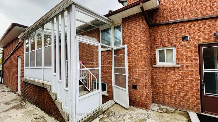 Property Photo:  38 Weldrick Road W Lower  ON L4C 3T8 