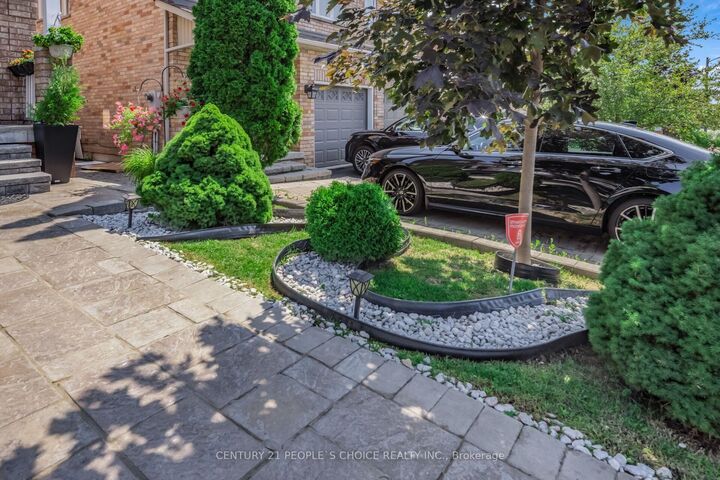 Property Photo:  644 Madame Street  ON L5W 1G6 