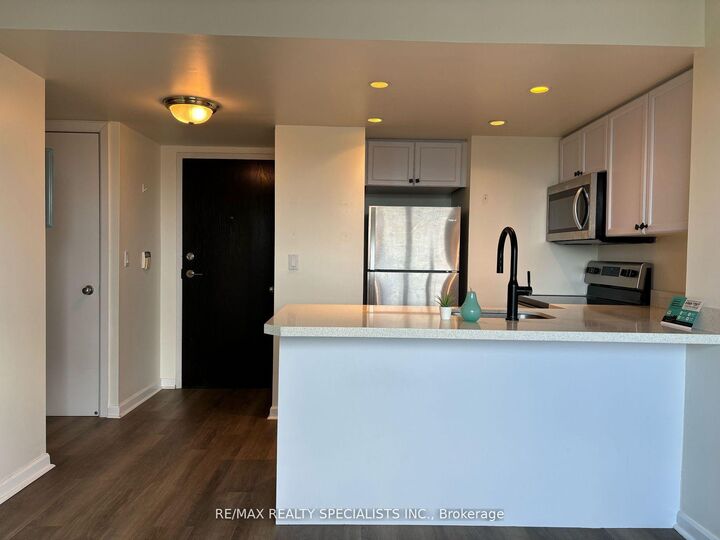 Property Photo:  8 Park Road 2203  ON M4W 3S5 