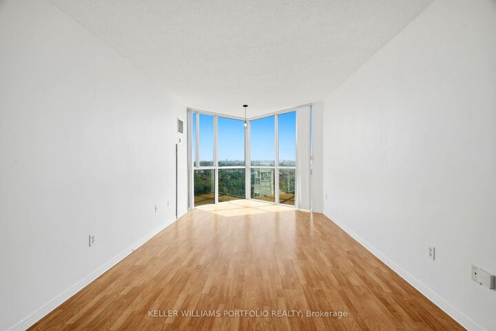 Property Photo:  5 Concorde Place 2910  ON M3C 3M8 