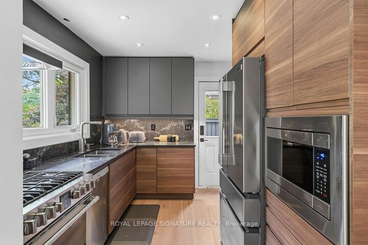 Property Photo:  11 Yewfield Crescent  ON M3B 2Y4 