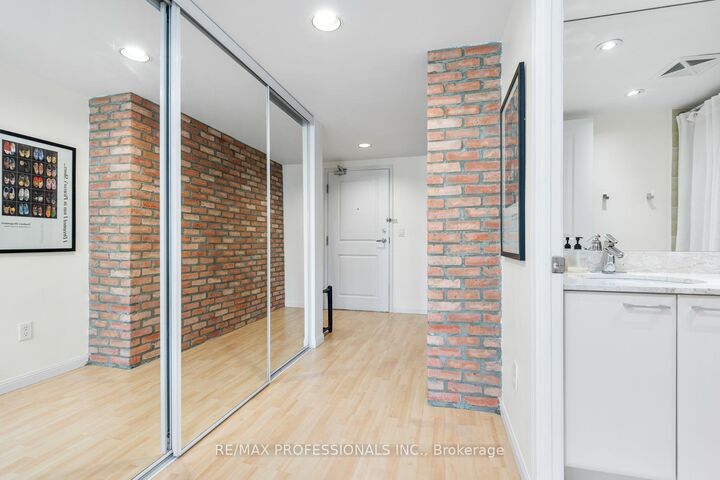 Property Photo:  15 Stafford Street 205  ON M5V 3X6 