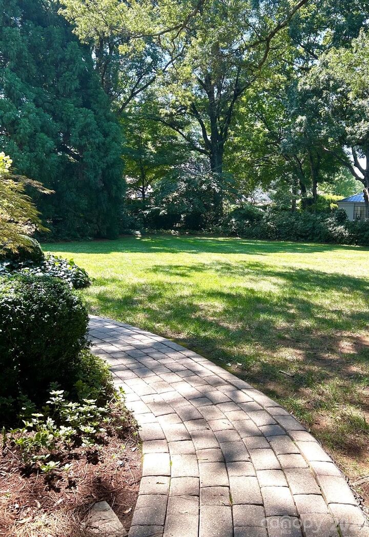 Property Photo:  2720 Tanglewood Lane  NC 28211 