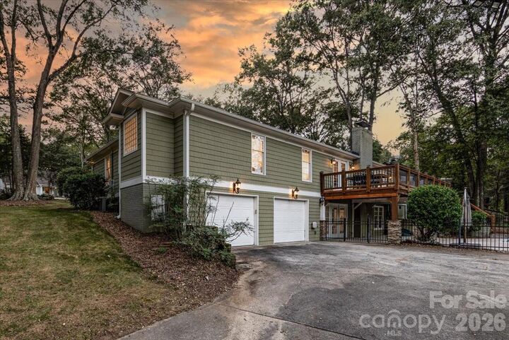 Property Photo: 5400 McAlpine Farm Road NC 28226