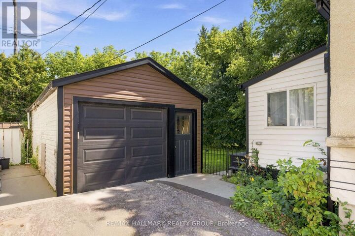 Property Photo:  929 Merivale Road  ON K1Z 5Z7 