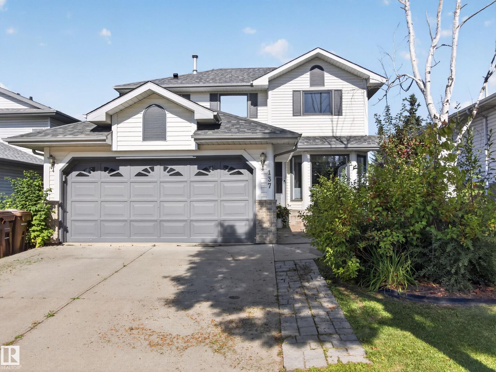 Property Photo: 137 Deer Ridge Drive AB T8N 6G7