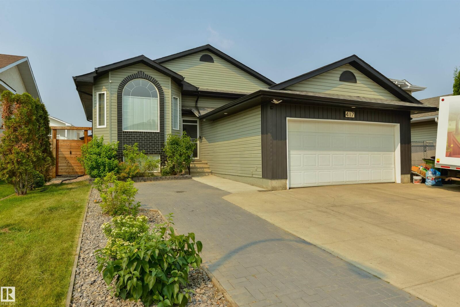 Property Photo:  417 Hollick-Kenyon Road NW  AB T5Y 2T9 