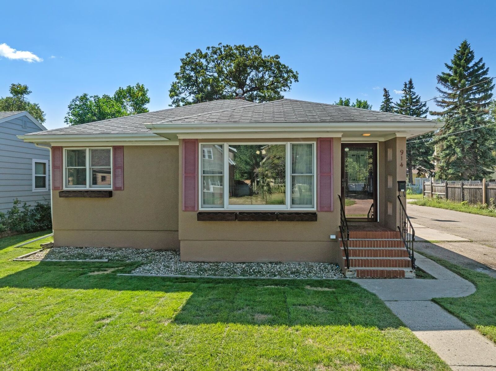 Property Photo:  914 1st Ave SE  ND 58701 