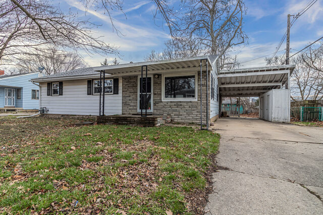 Property Photo:  1316 S State Street  IL 61820 