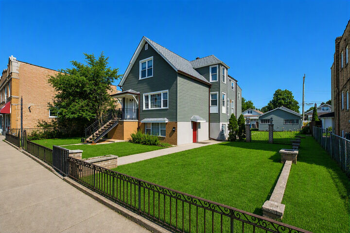 Property Photo:  6042 W Addison Street  IL 60634 