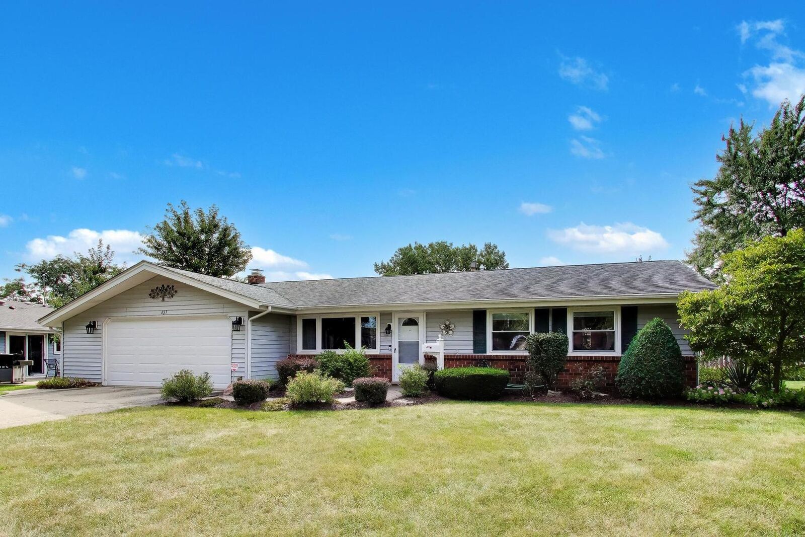 Property Photo: 427 Kent Court IL 60193