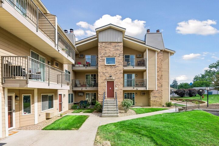 Property Photo: 2040 Ridge Drive 32 MN 55416
