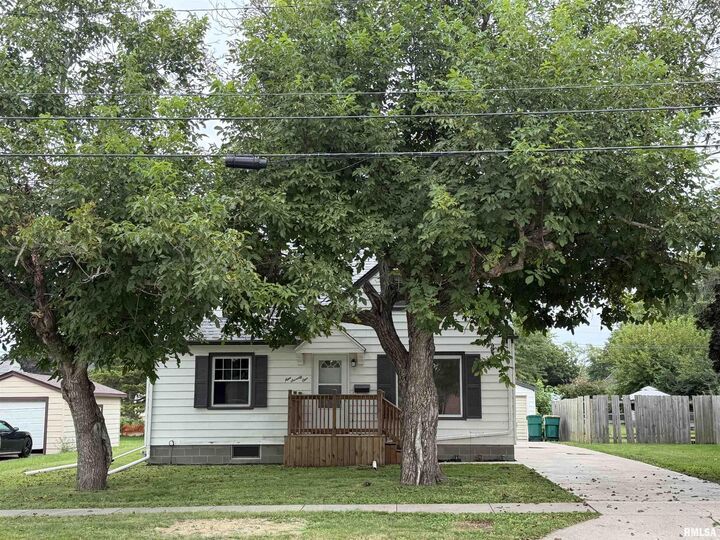 Property Photo: 971 S Farnham Street IL 61401