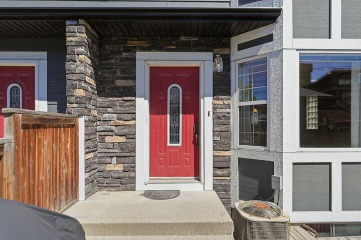 Property Photo:  1925 35 Street SW 2  AB T3E 2X4 