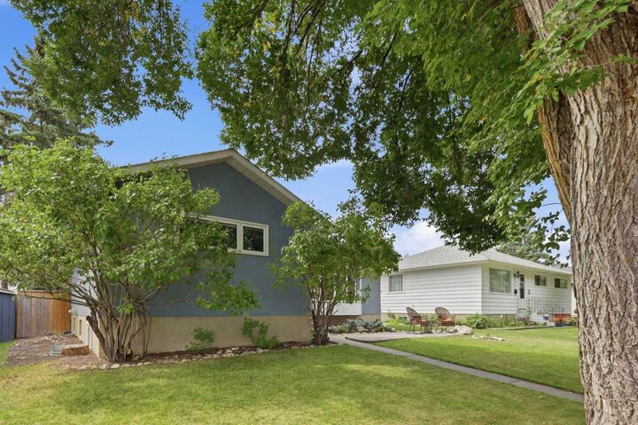 Property Photo:  23 Winslow Crescent SW  AB T3C 2R2 