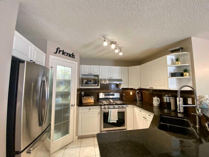 Property Photo:  10 Elgin Drive SE  AB T2Z 3Y7 