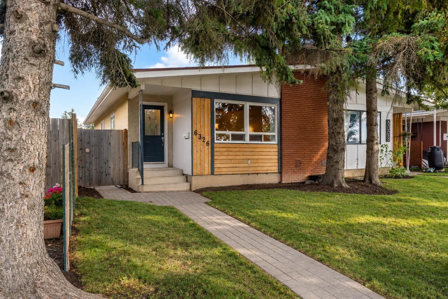 Property Photo:  6326 37 Street SW  AB T3E 5M8 
