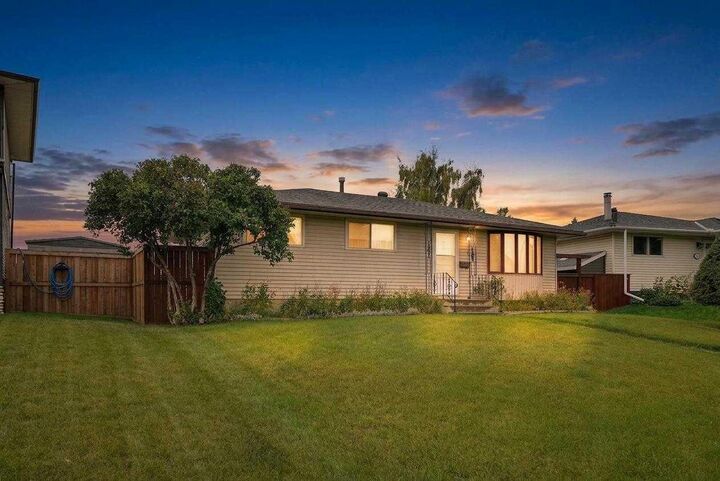 Property Photo:  56 Penbrooke Place SE  AB T2A 3T9 