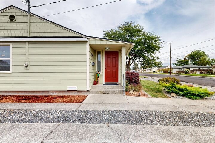 Property Photo: 1439 Francis Avenue WA 99362