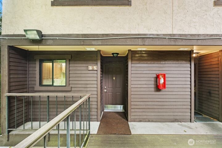 Property Photo: 136 Summit Avenue N B8 WA 98030