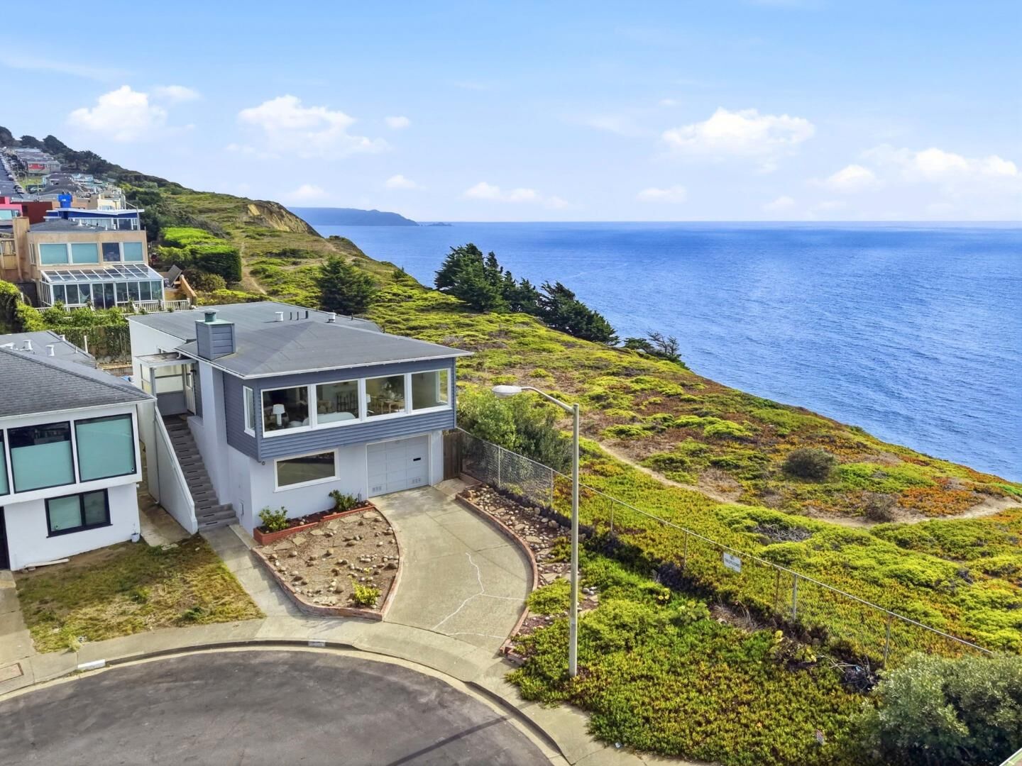 Property Photo:  60 Roslyn Court  CA 94015 
