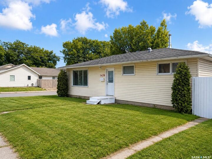 Property Photo:  1438 D Avenue N  SK S7L 1P4 