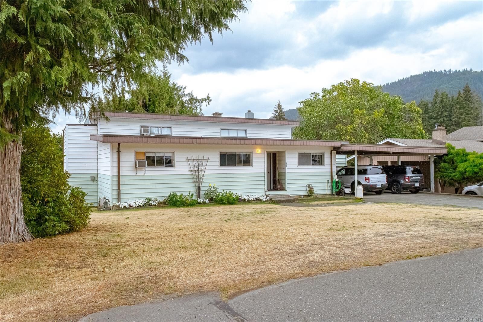 Property Photo:  425 Belaire St  BC V9G 1A5 