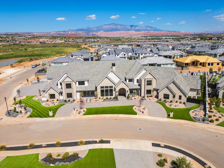 Property Photo:  2585 E Waters Edge Cir  UT 84790 