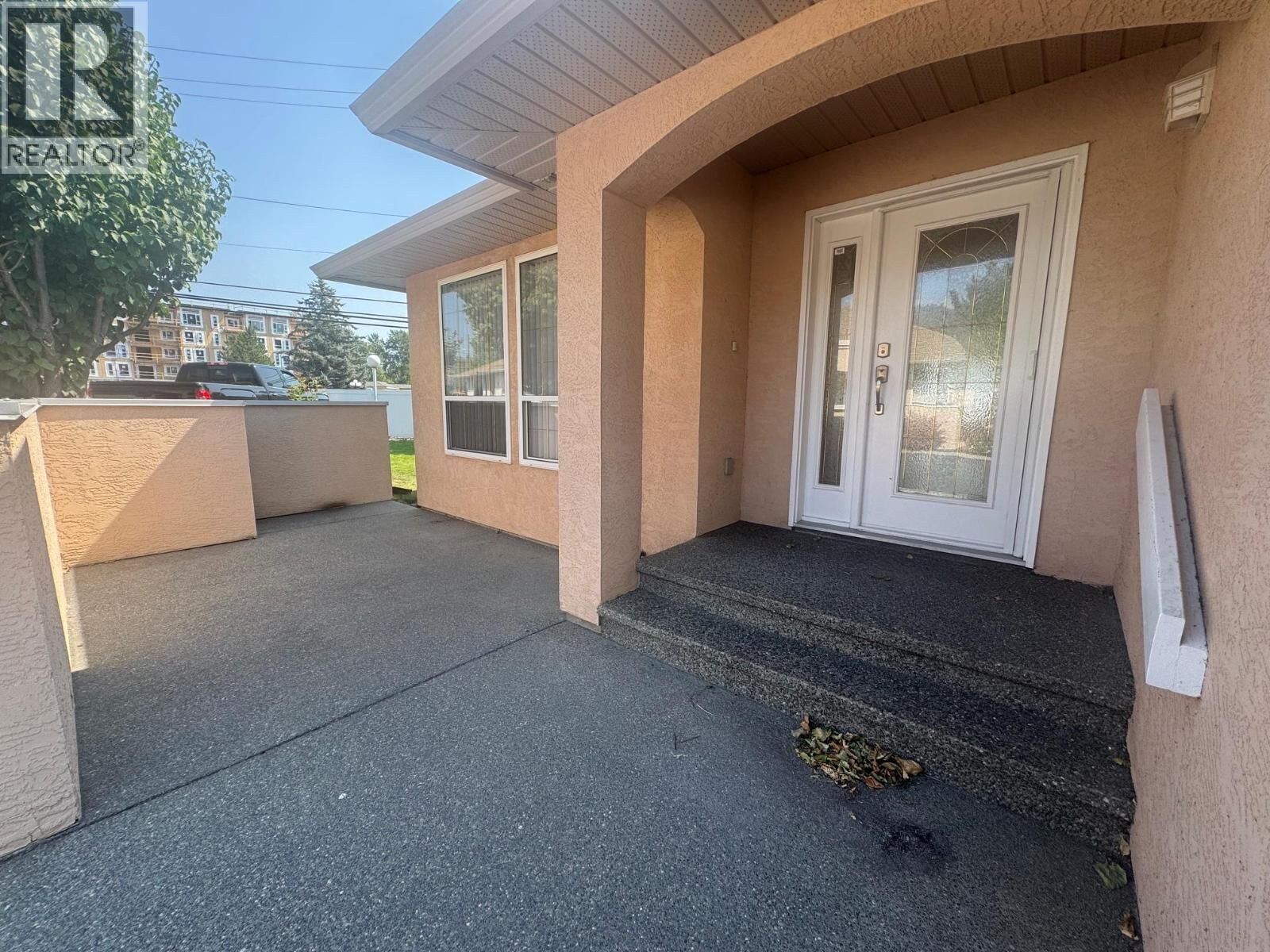 Property Photo:  1901 Maxwell Avenue 18  BC V1K 1L9 