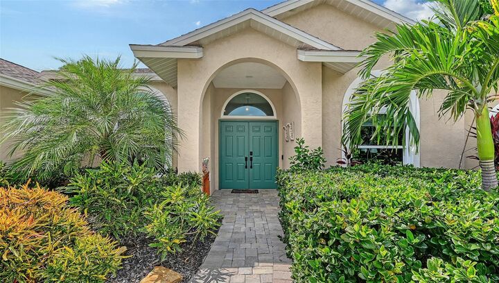 Property Photo: 5220 Sunnydale Circle S FL 34233