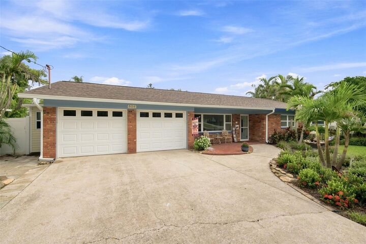 Property Photo:  526 S Larry Circle  FL 33511 