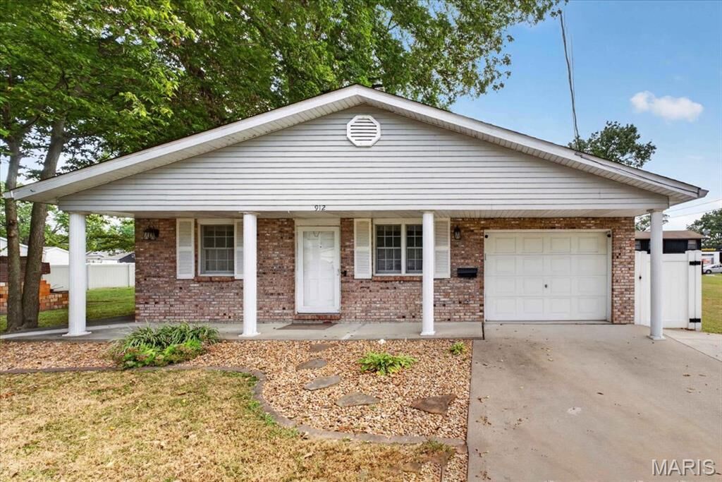Property Photo:  912 W Church Street  IL 62258 