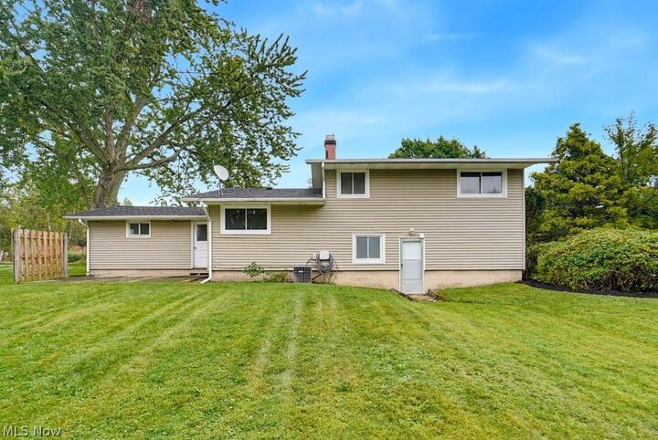 Property Photo:  10121 N Delmonte Boulevard  OH 44241 