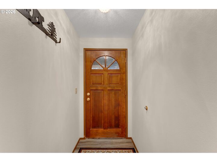 Property Photo: 600 Queens Ct OR 97449