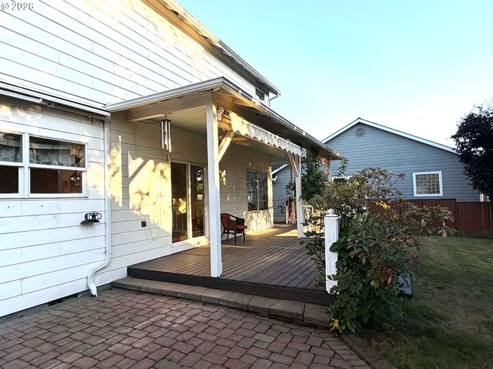 Property Photo: 721 S Park St OR 97111