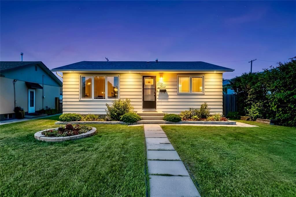 Property Photo:  53 Woodydell Avenue  MB R2M 2T8 