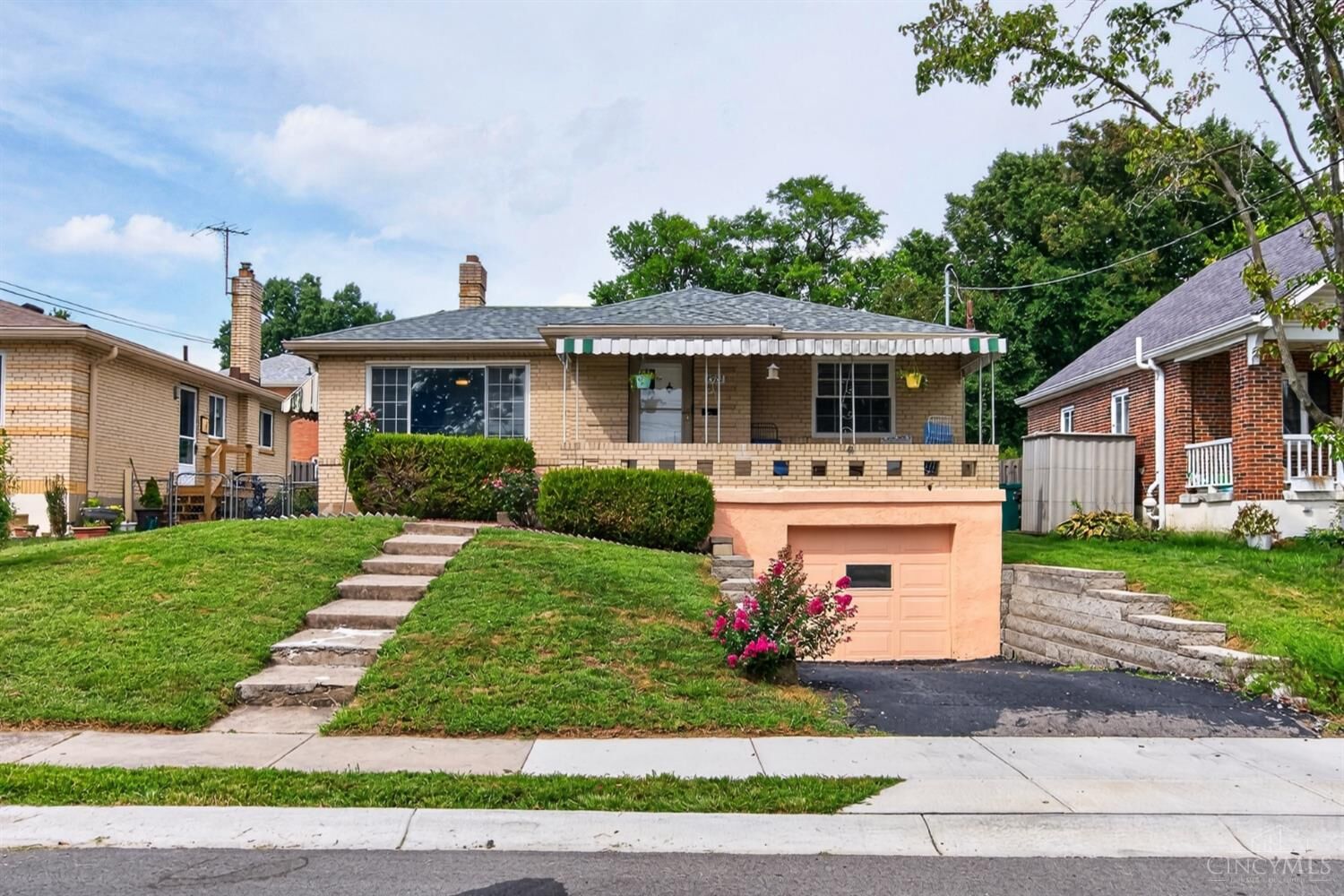 Property Photo: 2922 Lawndale Avenue OH 45212